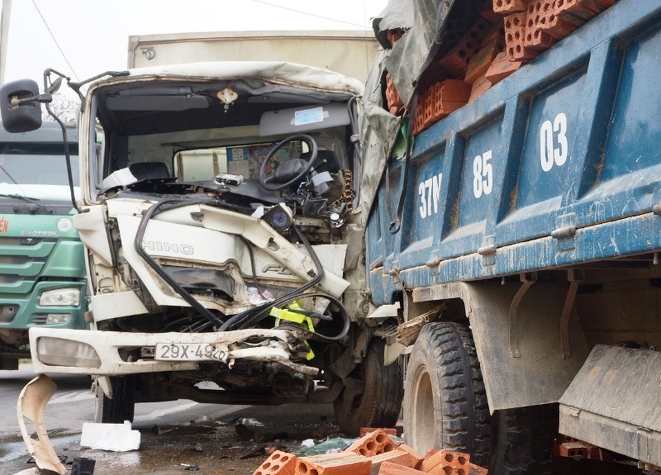 Hàng chục người dùng xà beng cạy cabin, cứu tài xế mắc kẹt - 2
Sau cú va chạm, tài xế xe chở sửa bị thương và mắc kẹt trong cabin