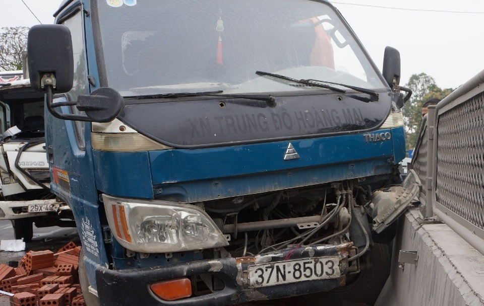 Hàng chục người dùng xà beng cạy cabin, cứu tài xế mắc kẹt - 3
Có 4 người ngồi trên xe chở gạch cũng bị thương.