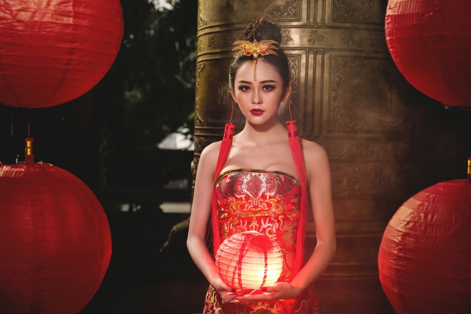 Người lên ý tưởng cho bộ hình cho biết, bộ ảnh “Nguyệt hồng” có ý nghĩa đặc biệt với Hải Yến, bởi ở tuổi 20 là tuổi đang rất đẹp và Yến đang đi những bước chân đầu tiên trong con đường sự nghiệp.