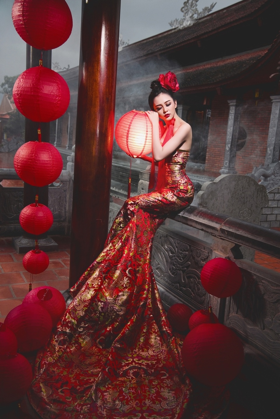 Thay vì lựa chọn chụp ảnh ở phố lồng đèn như nhiều bạn trẻ khác, Hải Yến đã thực hiện bộ ảnh ở Thiền viện Trúc Lâm - Cần Thơ, một Thiền viện lớn nhất vùng Tây Nam Bộ để sáng tác một bộ ảnh độc đáo, khác lạ này.