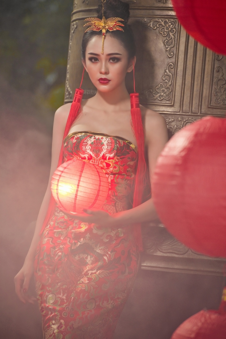 Bộ hình được chụp sát ngày rằm bởi Hải Yến có lịch học dày đặc nên khó sắp xếp và ngay khi chụp trời lại mưa tầm tã, nhưng chính điều kiện “thiên nhiên bất đắc dĩ” đó mà bộ ảnh lại có những khung hình đẹp như mơ, vừa mộng vừa ảo rất đời nhưng lại có chút hư vô.