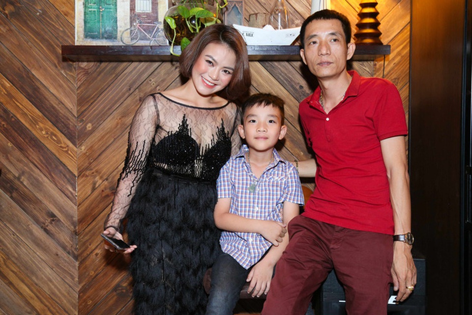 Hải Yến Idol hạnh phúc bên chồng và con trai