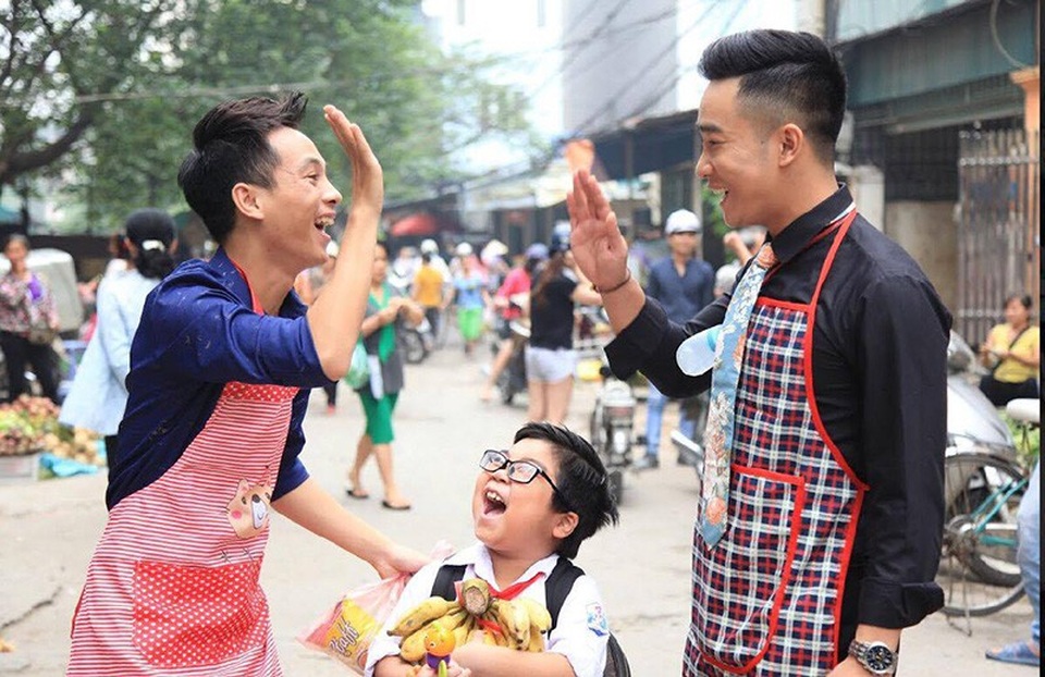 “Cây hài” Đỗ Duy Nam và Anh Dũng “Sống chung với mẹ chồng” rủ nhau chế "Em gái mưa" - 2 “Cây hài” Đỗ Duy Nam và Anh Dũng “Sống chung với mẹ chồng” rủ nhau chế "Em gái mưa" - 2