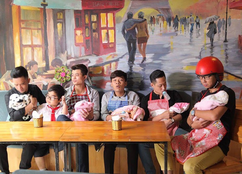“Cây hài” Đỗ Duy Nam và Anh Dũng “Sống chung với mẹ chồng” rủ nhau chế "Em gái mưa" - 3 “Cây hài” Đỗ Duy Nam và Anh Dũng “Sống chung với mẹ chồng” rủ nhau chế "Em gái mưa" - 3
