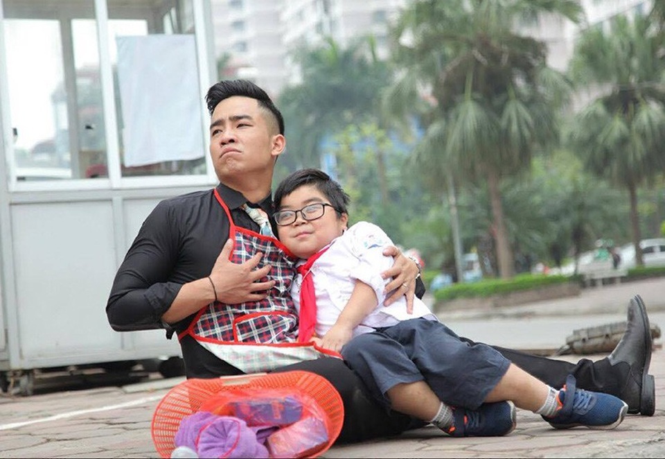 “Cây hài” Đỗ Duy Nam và Anh Dũng “Sống chung với mẹ chồng” rủ nhau chế "Em gái mưa" - 4 “Cây hài” Đỗ Duy Nam và Anh Dũng “Sống chung với mẹ chồng” rủ nhau chế "Em gái mưa" - 4