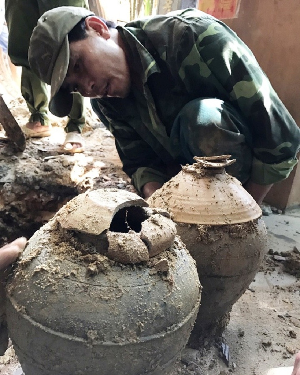 Tìm thấy hơn 300 bộ hài cốt cùng di vật trong 9 hầm mộ - 3 Trong các hầm mộ còn có các hũ sành