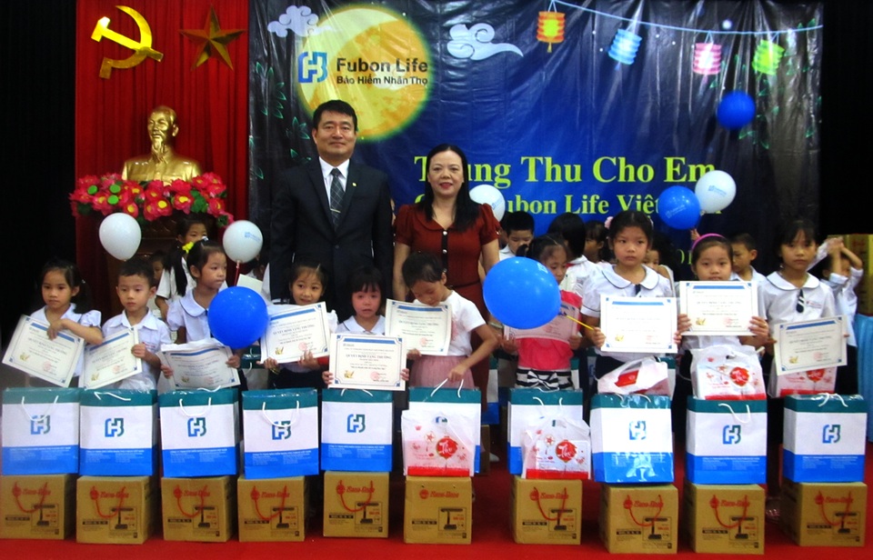 
Trao quà Trung thu cho các em nhỏ có hoàn cảnh khó khăn ở Hải Phòng.
