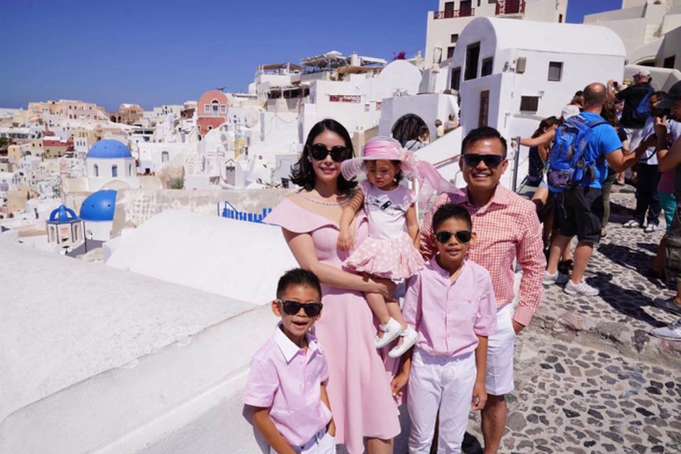 Gia đình Hà Kiều Anh sang Hy Lạp kỷ niệm 10 năm ngày cưới. Cô chia sẻ cảm động về tình cảm gia đình: 10 năm một chặng đường, chưa đủ dài nhưng cũng không hề ngắn chúng ta ở bên nhau, cùng nhau xây dựng một gia đình ấm cúng và có những đứa con thật tuyệt vời. Đối với em như thế là quá đủ. Mong chúng ta lại có thêm 10 năm nữa, rồi lại nhiều 10 năm nữa tay trong tay cùng nhau hạnh phúc. Love.