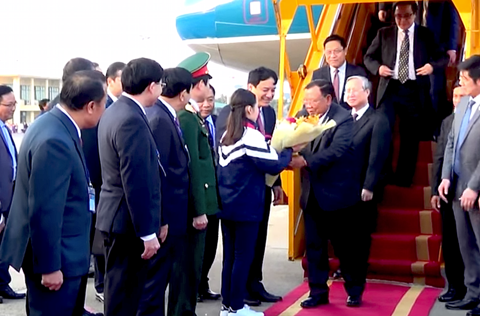 Tổng Bí thư, Chủ tịch nước CHDCND Lào thăm và làm việc tại Nghệ An - 1 Lãnh đạo tỉnh Nghệ An đón Tổng Bí thư, Chủ tịch nước CHDCND Lào Bounnhang Vorachith tại sân bay.