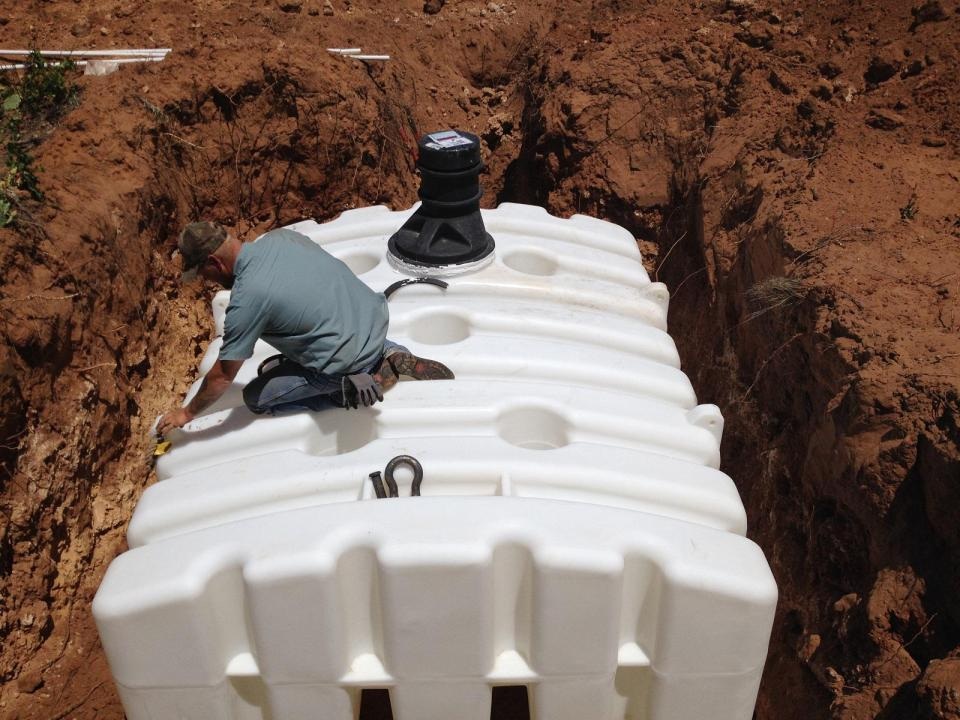 Người Mỹ đổ xô mua hầm tránh bom do lo sợ Triều Tiên tấn công - 1 Rising S Shelters, một công ty ở Texas, Mỹ chuyên bán và lắp đặt các boong ke dưới lòng đất, đã ghi nhận sự gia tăng đáng kể về số lượng đơn hàng trong 2 tuần gần đây khi cuộc khẩu chiến giữa Tổng thống Donald Trump và Triều Tiên nổ ra liên quan tới chương trình vũ khí gây tranh cãi của Bình Nhưỡng. Trong ảnh: Công nhân lắp đặt boong ke của công ty Rising S Shelters. (Ảnh: Mega Agency)