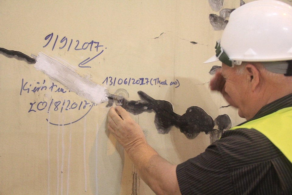 "Sốc" với những vết nứt dày đặc trong hầm Hải Vân - 7 Cũng theo Công ty CP đầu tư Đèo Cả, thực tế việc kiểm tra hiện trường các vết nứt hiện nay cho thấy, các vết nứt này rất nhỏ (chỉ có thể nhìn thấy bằng cách quan sát qua kính lúp) và hoàn toàn không gây nguy hiểm cho kết cấu vỏ hầm và cho an toàn giao thông