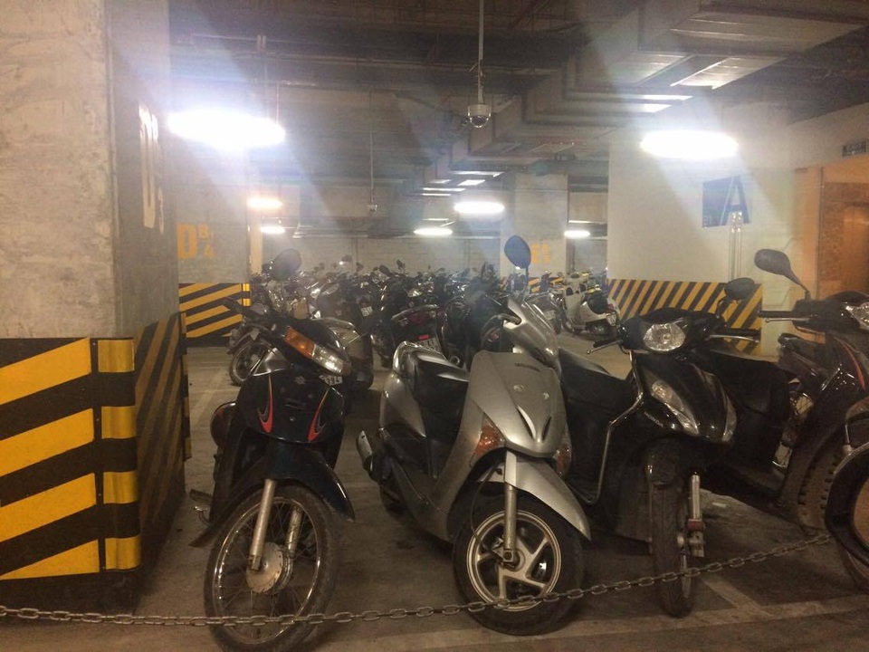 Tòa nhà Thăng Long Number One: Gửi xe máy 8 ngày, phí gần 1 triệu đồng - 2
Gửi xe 8 ngày để đi công tác, bị thu tới 800 ngàn đồng, chắc chắn người gửi xe không dám quay lại