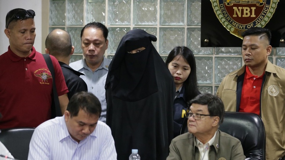 Philippines bắt "nữ quái" chuyên chiêu mộ khủng bố - 2 Hamidon trong cuộc họp báo 18/10 (Ảnh: AP)