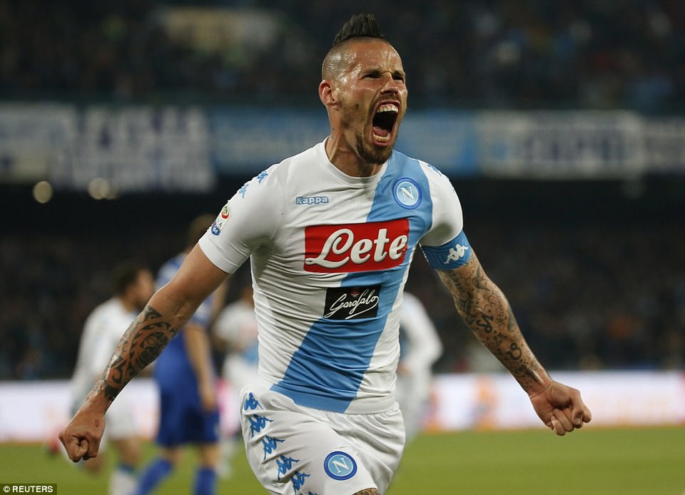 Hamsik gỡ hòa cho Napoli trong trận gặp Juventus
