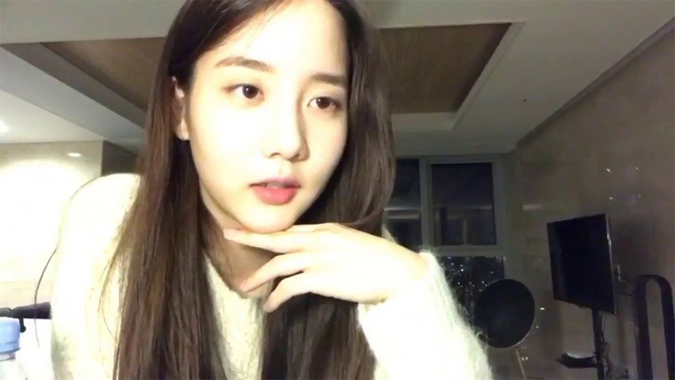 Bạn gái cũ của T.O.P nhận "gạch đá" vì nhận xét khiếm nhã - 2
Han Seo Hee livestream và tiết lộ nhiều thông tin riêng tư về T.O.P.