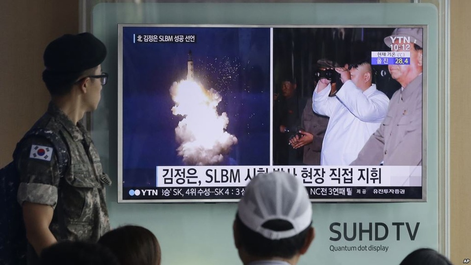 Hầm trú ẩn “phủ kín” Seoul giữa lúc căng thẳng với Triều Tiên - 2 Binh sĩ và người dân Hàn Quốc theo dõi tin tức về vụ phóng tên lửa Triều Tiên qua truyền hình tại nhà ga ở Seoul (Ảnh: AP)