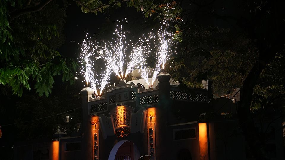 Người dân cả nước hân hoan trong phút giao thừa - 4 Người dân cả nước hân hoan trong phút giao thừa - 4