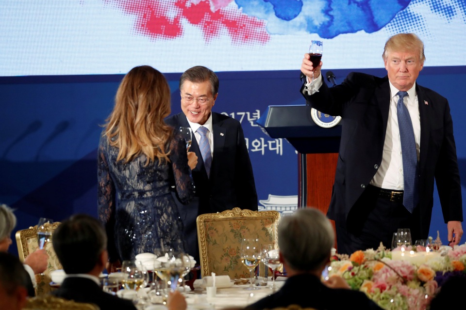 Hàn Quốc mở quốc yến chiêu đãi Tổng thống Trump - 7 Tổng thống Trump và Tổng thống Moon nâng ly mời các quan khách dự buổi tiệc.