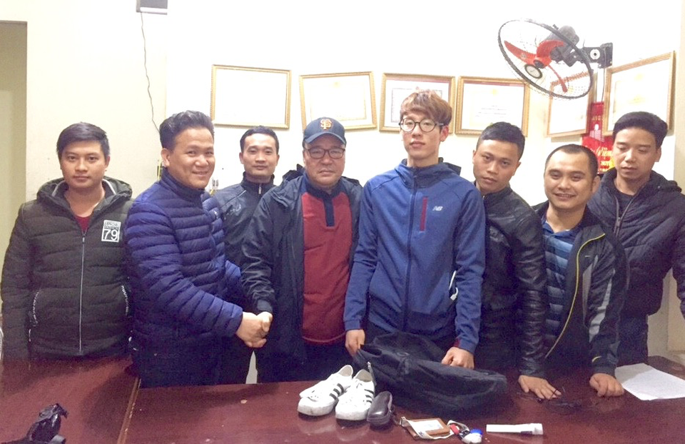 Công an quận Hải An trao trả tài sản bị quên trên trên xe taxi cho hai khách du lịch Hàn Quốc (ảnh Công an cung cấp)