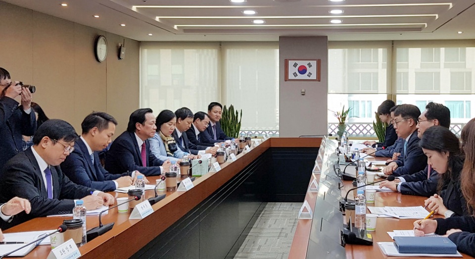 Nếu việc bỏ trốn giảm, Hàn Quốc sẽ nhận thêm nhiều lao động Việt Nam - 1
Hội đàm giữa Bộ LĐ-TB&XH Việt Nam và Bộ Việc làm và Lao động Hàn Quốc