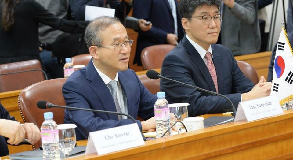 Hàn Quốc cân nhắc đơn phương trừng phạt Triều Tiên - 1
Thứ trưởng Ngoại giao Hàn Quốc Lim Sung-nam (trái). (Ảnh: Reuters)