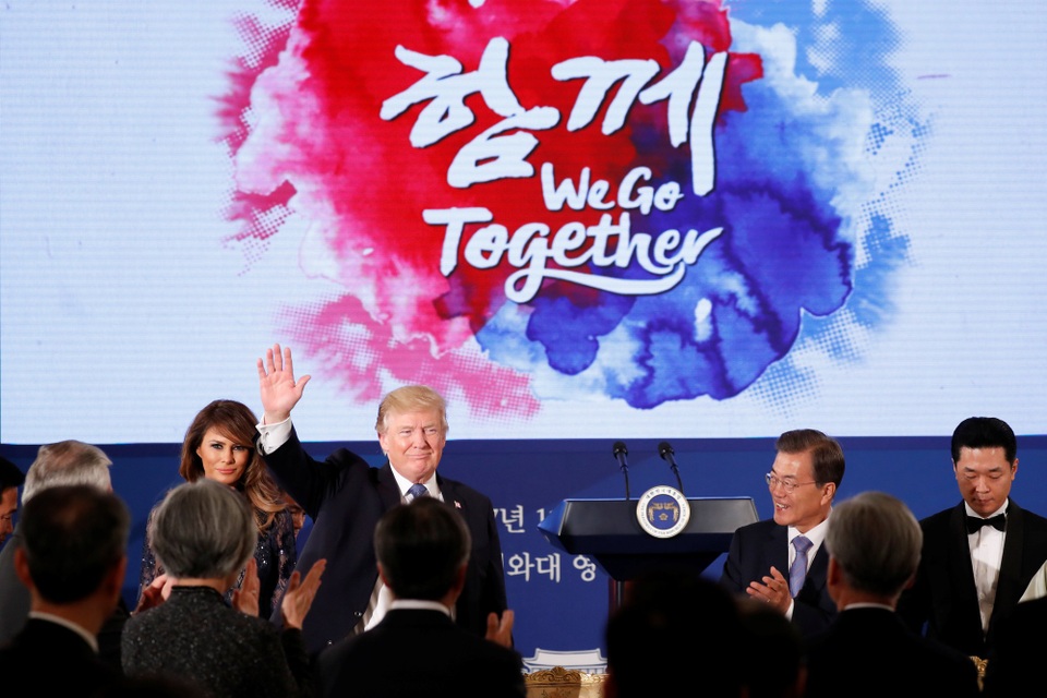 Hàn Quốc mở quốc yến chiêu đãi Tổng thống Trump - 2 Tham dự buổi quốc yến còn có các quan chức cấp cao của Mỹ và Hàn Quốc, như Ngoại trưởng Mỹ Rex Tillerson, Ngoại trưởng Hàn Quốc Kang Kyung Wha, Bộ trưởng Quốc phòng Hàn Quốc Song Young Moo,…