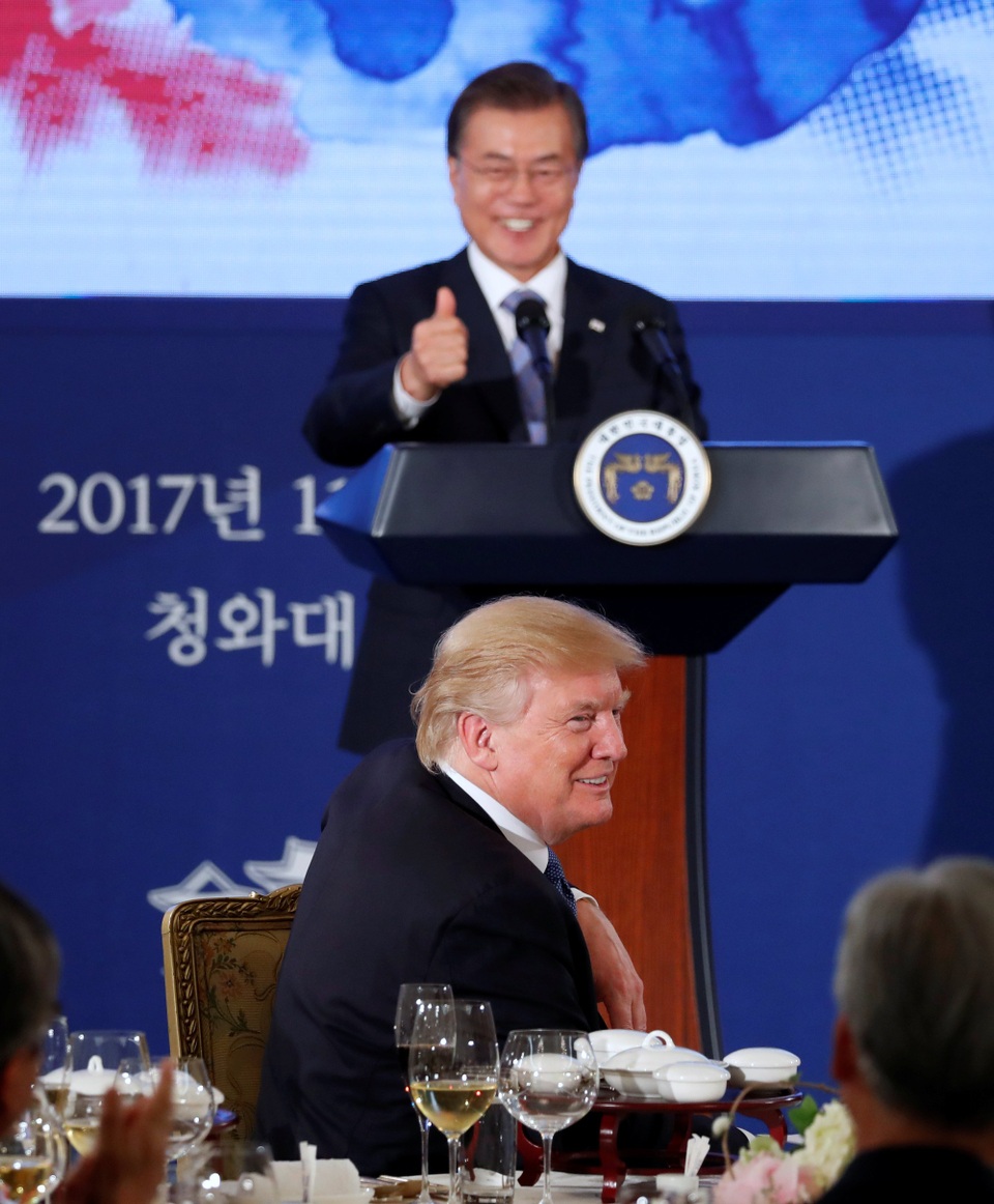 Hàn Quốc mở quốc yến chiêu đãi Tổng thống Trump - 3 Phát biểu tại buổi tiệc, Tổng thống Moon đã gửi lời chúc mừng người đồng cấp Mỹ sau một năm ông giành chiến thắng trong cuộc bầu cử Mỹ. Nhà lãnh đạo Hàn Quốc khẳng định nhiệm kỳ tổng thống của ông Trump “đang đưa nước Mỹ vĩ đại trở lại”, đúng như câu khẩu hiệu tranh cử của Tổng thống Trump.
