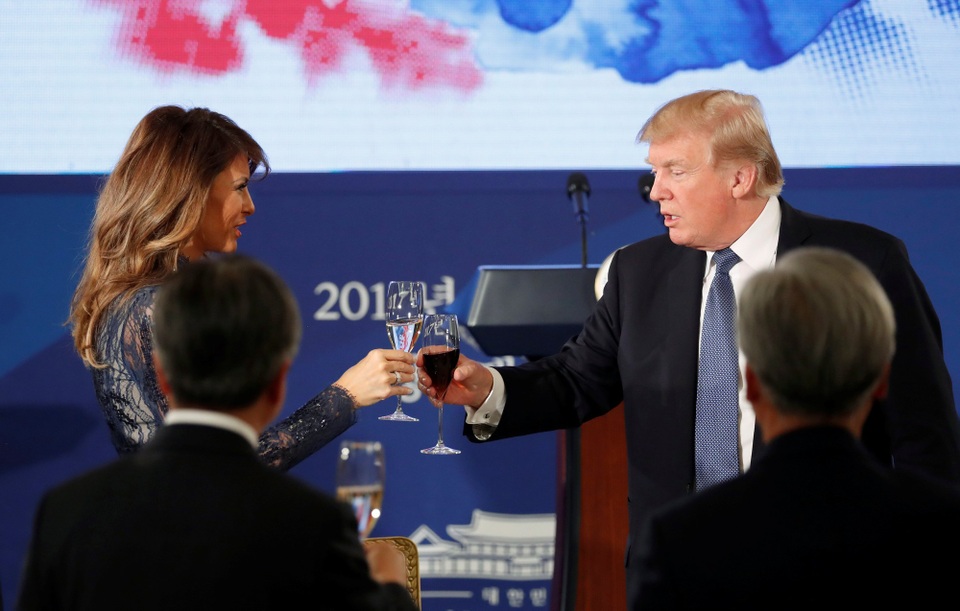 Hàn Quốc mở quốc yến chiêu đãi Tổng thống Trump - 8 Tổng thống Trump nâng ly với Đệ nhất phu nhân Melania.