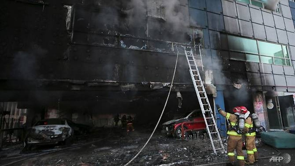 Tòa nhà Hàn Quốc bốc cháy dữ dội, 29 người chết - 8 Tổng thống Moon Jae-in đã gửi lời chia buồn tới gia đình các nạn nhân và chỉ đạo nhanh chóng khắc phục hậu quả vụ hỏa hoạn. Ông cũng yêu cầu các cơ quan chức năng khẩn trương nhận dạng danh tính của các nạn nhân để thông báo cho gia đình họ. (Ảnh: AFP)