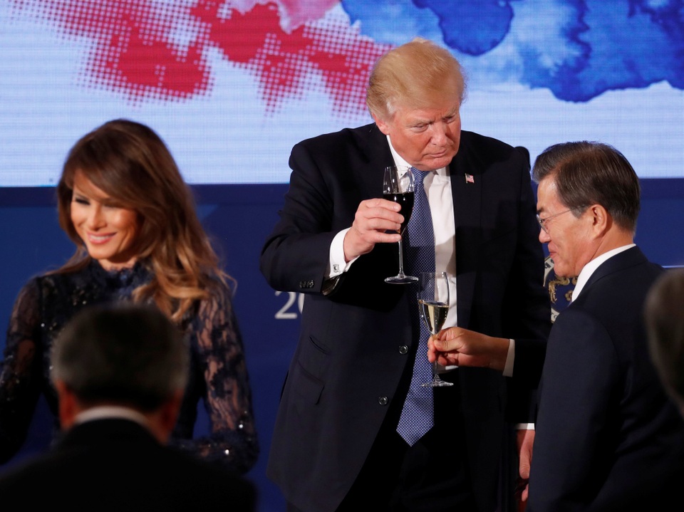 Hàn Quốc mở quốc yến chiêu đãi Tổng thống Trump - 9 Sau Nhật Bản, Hàn Quốc là điểm dừng chân thứ hai của Tổng thống Trump trong chuyến công du kéo dài 12 ngày qua 5 nước châu Á. Sau khi kết thúc chuyến thăm Hàn Quốc, nhà lãnh đạo Mỹ sẽ tới Trung Quốc, Việt Nam và Philippines.
