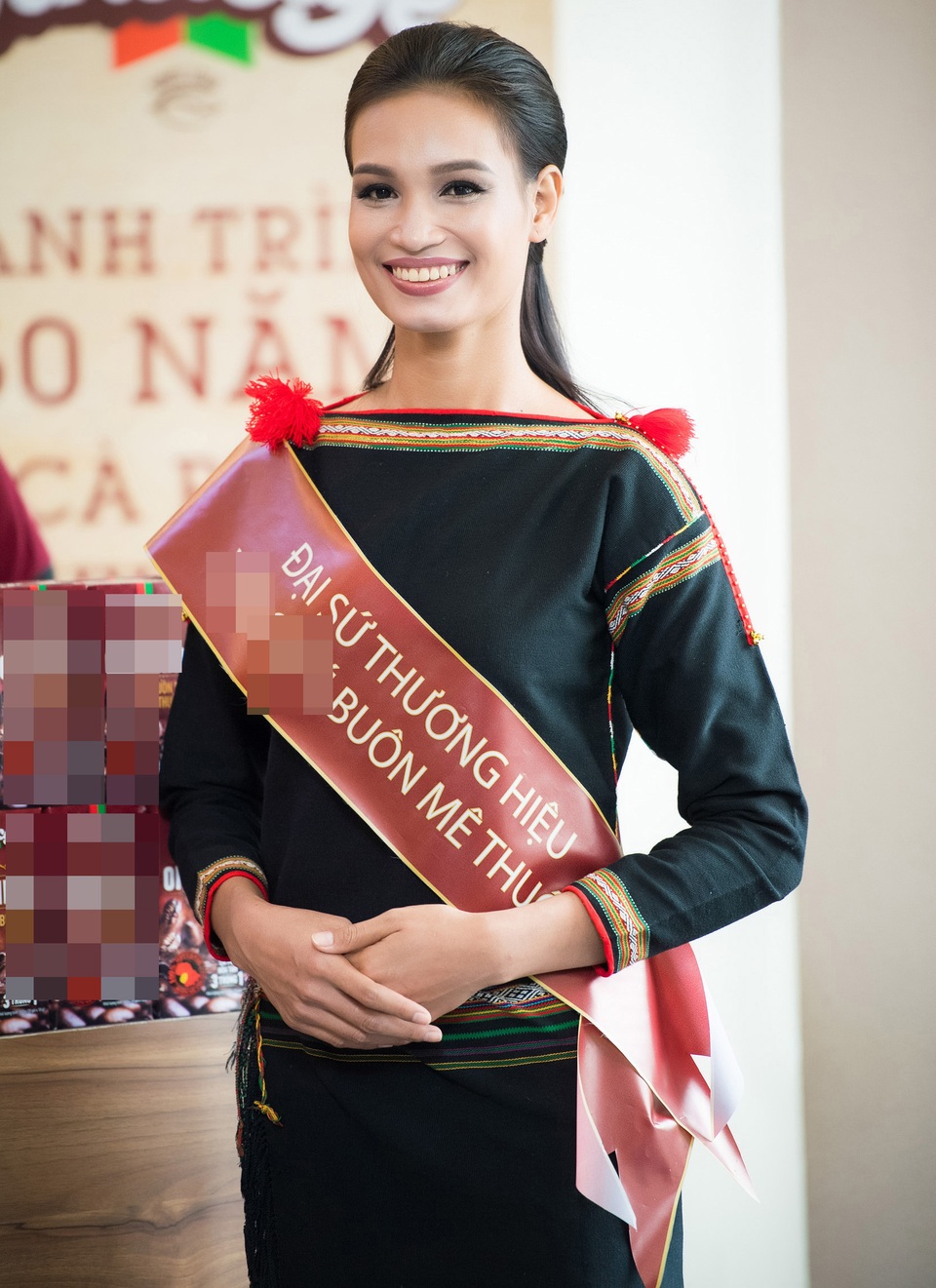 “Cô gái vàng” của Hoa hậu Việt Nam hội ngộ người đẹp H’Ăng Niê - 4 Tại cuộc thi Hoa hậu Việt Nam 2016, Ngọc Vân được đánh giá khá cao và cuối cùng lọt vào Top 10 cùng danh hiệu “Người đẹp truyền thông”, trong khi đó H’Ăng Niê kém may mắn hơn nhưng cả hai người vẫn giữ liên lạc sau cuộc thi. Ngọc Vân cho biết cô rất khâm phục ý chí vươn lên của H’Ăng Niê và rất yêu thích vẻ đẹp mặn mòi núi rừng Tây Nguyên nhưng cũng vô cùng hiện đại của đàn chị.