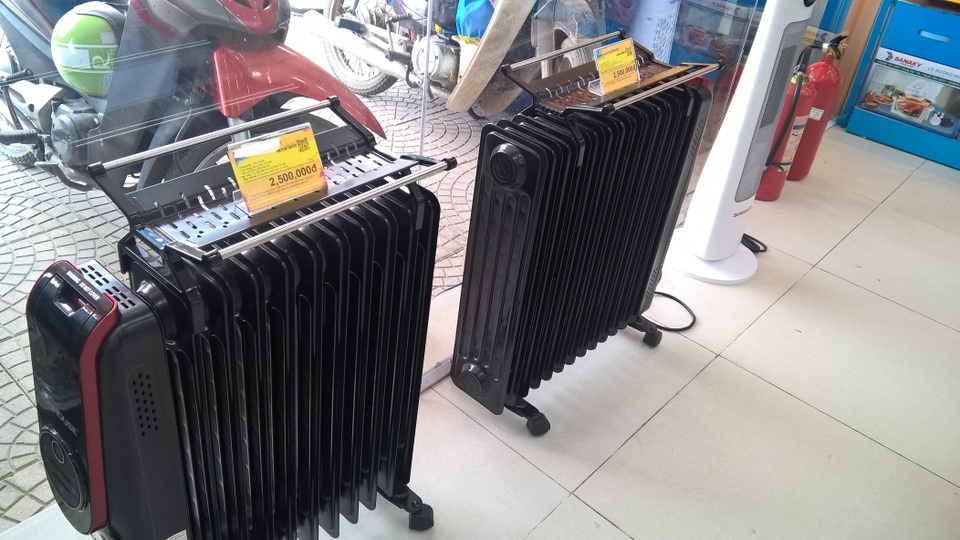 Mùa đông "nóng" bất thường, hàng chống lạnh ế ẩm, dân buôn méo mặt - 4 Các loại sưởi thanh, sưởi dầu 9 thanh và 12 thanh năm ngoái có giá rất cao từ 3 triệu, nâng dần đến 4 - 5 triệu đồng/máy. Năm nay giá giảm sâu, cộng kèm với quà tặng, nhưng rất ế ẩm.