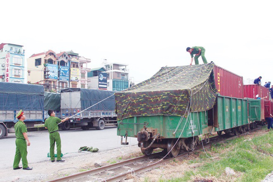 “Hàng đặc biệt” được Cảnh sát có trách nhiệm vũ trang bảo vệ như thế nào? - 1 Vận chuyển hàng đặc biệt (Ảnh minh hoạ: BCA)