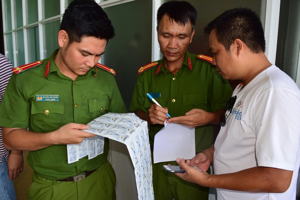 Thừa Thiên Huế: Liên tiếp bắt nhiều xe chở mỹ phẩm lậu cực lớn - 1 Thừa Thiên Huế: Liên tiếp bắt nhiều xe chở mỹ phẩm lậu cực lớn - 1
