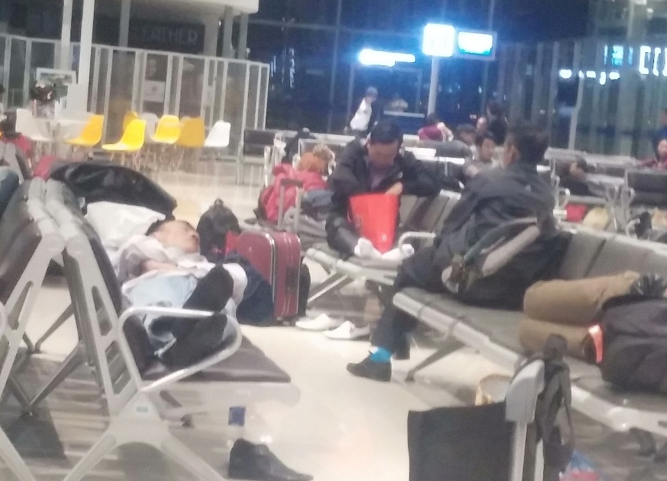 
Nhiều hành khách vì chờ đợi nhiều giờ liền quá mệt mỏi nên đã ngủ say tại phòng chờ (Ảnh: Phạm Nhung)

