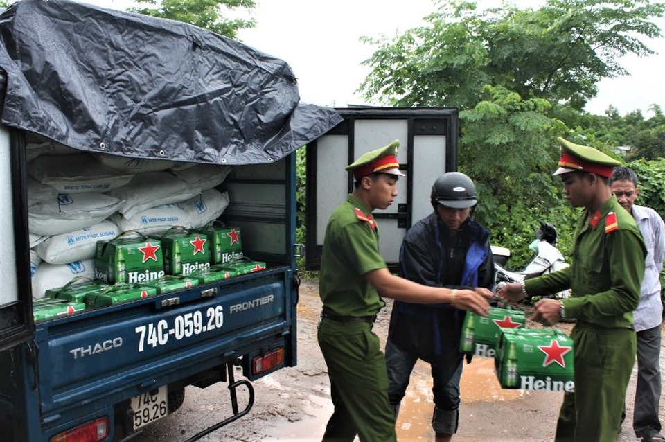 Bắt giữ 2 lô hàng lậu với số lượng lớn - 1 Cơ quan chức năng thu giữ hàng không có giấy tờ hợp pháp