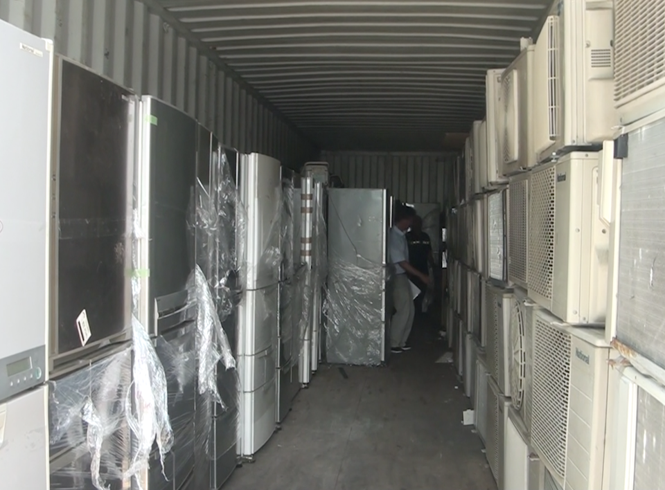 Lô hàng điện tử, điện lạnh khai báo là rổ nhựa