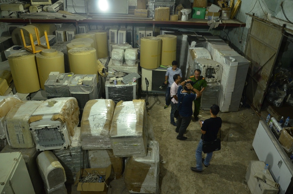 Phát hiện kho điện tử, điện lạnh cũ nhập lậu cực lớn - 1 Lực lượng chức năng kiểm tra kho hàng lậu