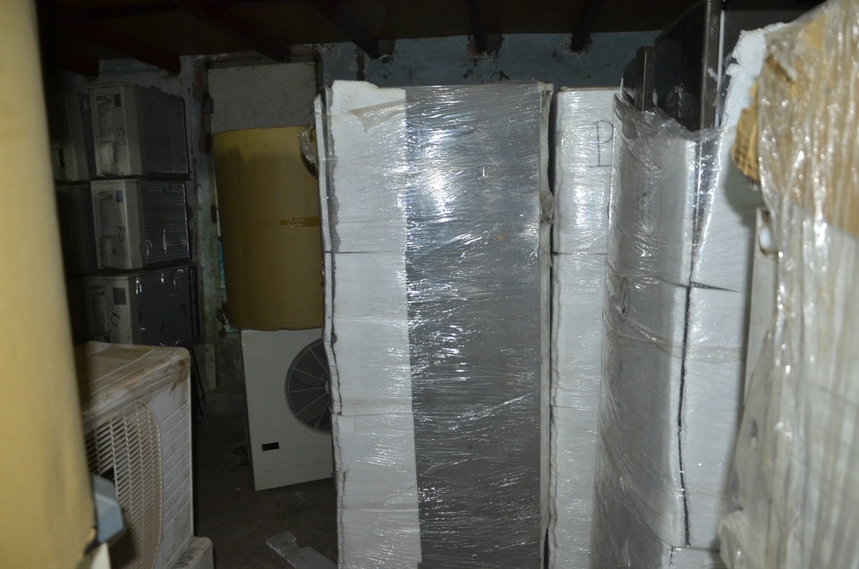 Phát hiện kho điện tử, điện lạnh cũ nhập lậu cực lớn - 4 Các mặt hàng cục nóng máy lạnh, máy điều hòa, tủ lạnh đều đã qua sử dụng