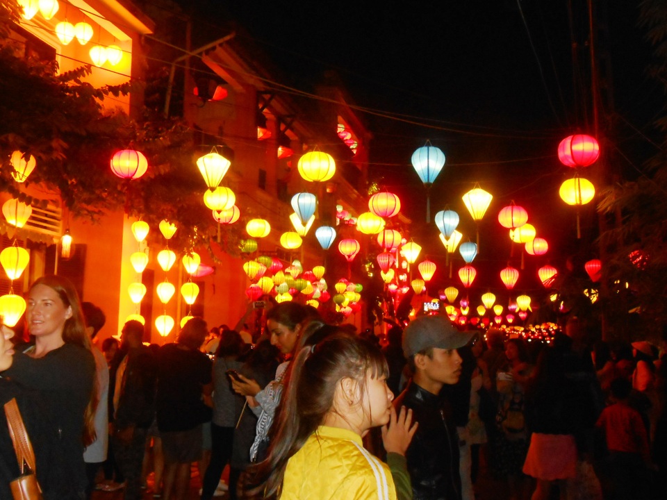 Du khách đổ về Hội An khai hội Nguyên Tiêu - 7 Hàng ngàn người dân và du khách đổ về Hội An vui chơi đêm khai hội Nguyên Tiêu