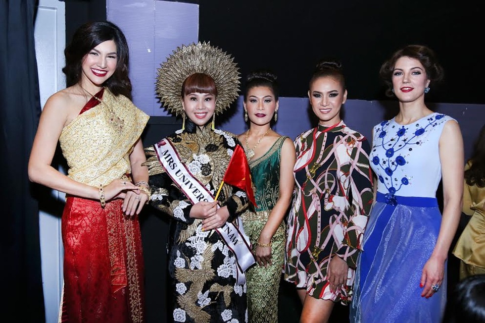 Hoa hậu Quý bà Hoàn vũ Việt Nam hội ngộ dàn hoa hậu quốc tế ở Thái Lan - 10 Dàn người đẹp cùng trò chuyện sôi nổi, vui vẻ.