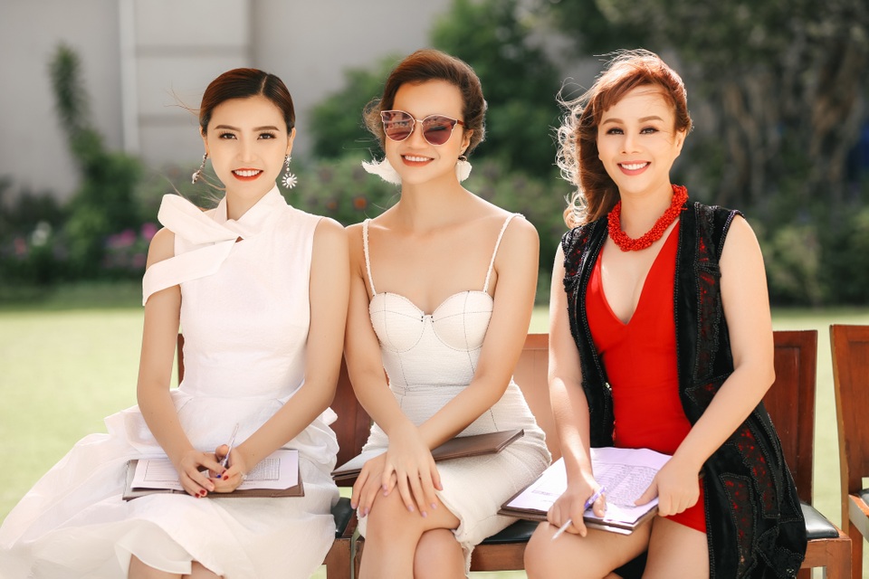 HH Ngọc Duyên đọ dáng HH Hằng Nguyễn chấm thi Hoa khôi Du lịch - 2 Từ trái qua phải: Hằng Nguyễn, Kiều Ngân, Ngọc Duyên.