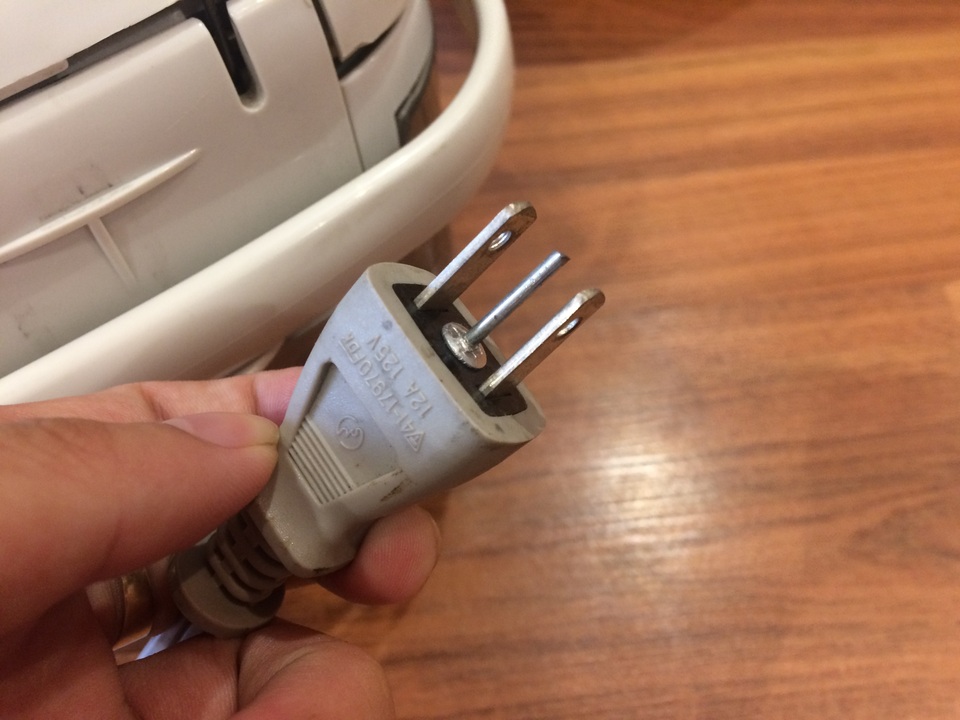 Chế thêm để tránh cắm nhầm điện