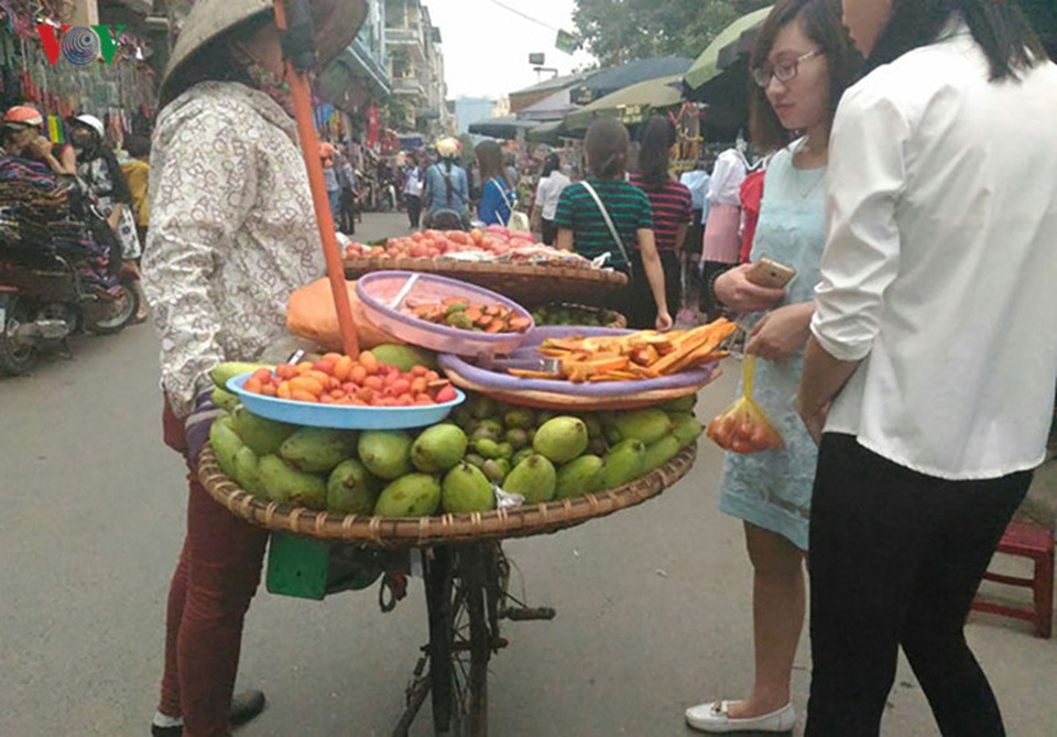 Những nghề bán rong kiếm cả chục triệu mỗi tháng ở Hà Nội - 4
Mỗi túi hoa quả này có giá từ 10.000-15.000 đồng, sau khi trừ đi các chi phí người bán hàng vẫn thu được 200-300 nghìn/ngày.