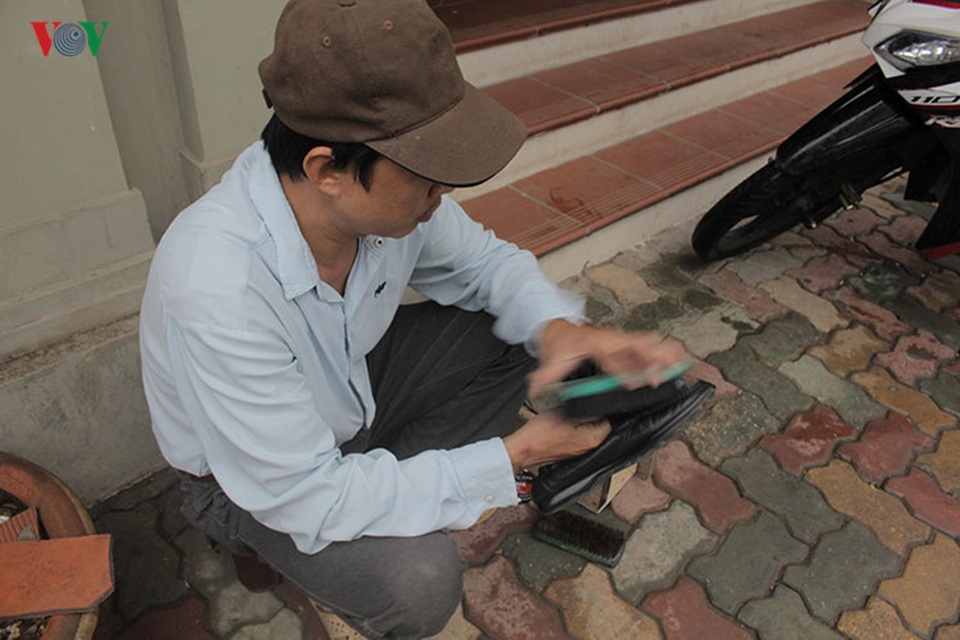 Những nghề bán rong kiếm cả chục triệu mỗi tháng ở Hà Nội - 5
Anh Tuý (quê Mỹ Đức - Hà Nội) làm nghề đánh giày cho biết, với giá 10.000 đồng/đôi giày, mỗi ngày anh có thể thu được 100-200.000 đồng, những ngày đông khách có thể lên tới 300-400.000 đồng. Mỗi tháng trừ đi tiền sinh hoạt và tiền nhà trọ cũng để ra được vài ba triệu đồng - anh nói.