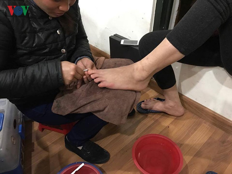 Những nghề bán rong kiếm cả chục triệu mỗi tháng ở Hà Nội - 7
Đi vào từng ngõ ngách của Hà Nội, nghề làm móng dạo đang rất nở rộ, cạnh tranh ngang ngửa với các tiệm làm móng chuyên nghiệp. Dịch vụ sơn, vẽ móng này có giá từ 30.000 - 200.000 đồng. Thu nhập ngày cao điểm có thể từ 500.000 đồng - 1 triệu đồng.