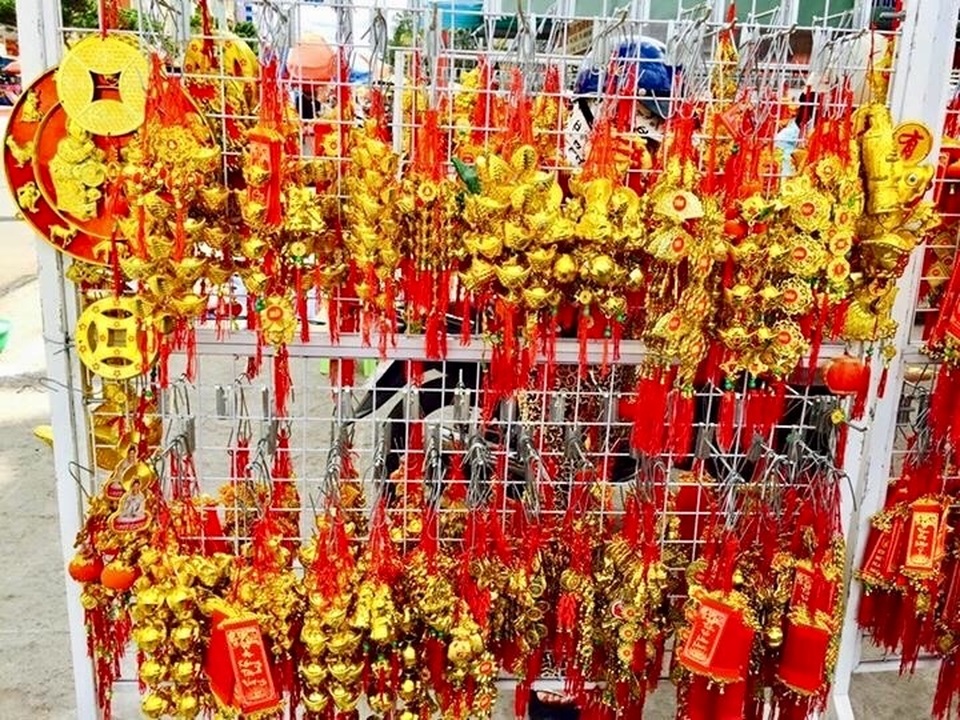 Thị trường đồ trang trí Tết: "Cháy" hàng có hình… con gà - 4 Đồ trang trí Tết đa dạng về chủng loại, tinh tế về mẫu mã