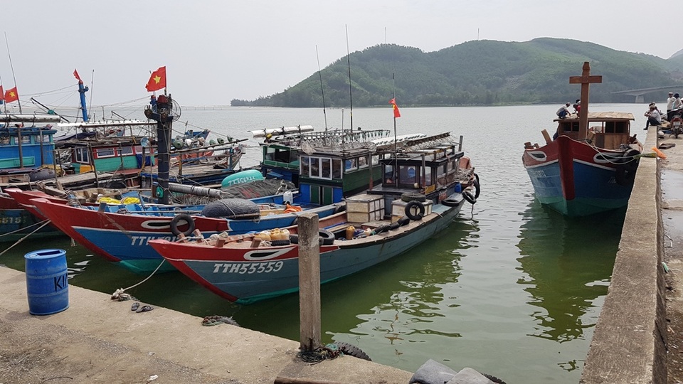 Dự án nạo vét cửa biển: Doanh nghiệp chỉ hút ở vùng cát đẹp? - 2 Nhiều tàu đánh cá công suất lớn ở cảng cá Vinh Hiền đang gặp khó khăn khi ra vào cửa biển Tư Hiền do dự án nạo vét cát ở đây không đạt hiệu quả mong muốn