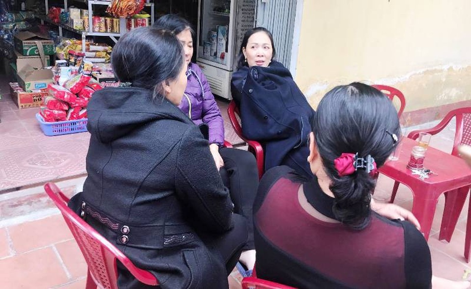 Gia đình bé gái bị bạo hành lo con mình bị sang chấn tâm lý - 3
Nhiều người hàng xóm trong khu phố với gia đình chị N.P. vẫn chưa hết bức xúc với việc cháu bé bị hành hạ