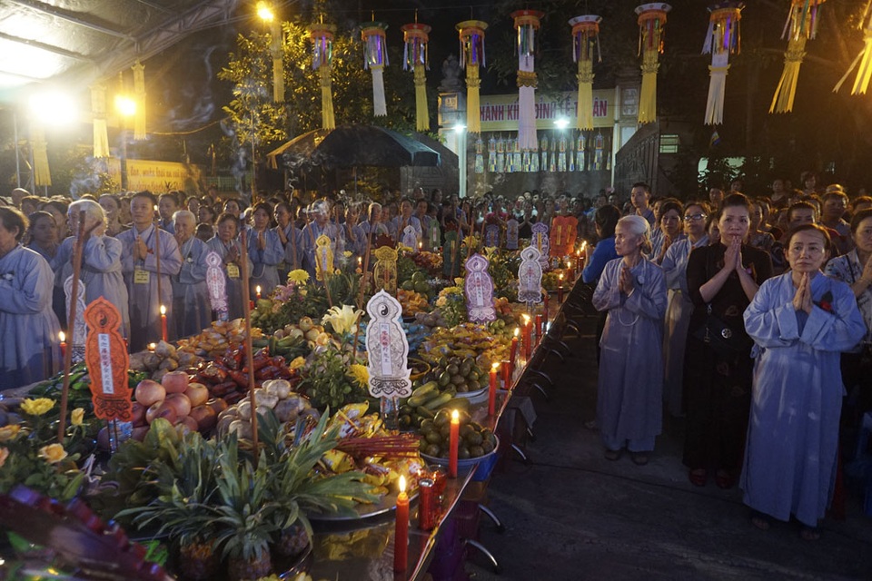 Thực hư quan niệm tháng 7 âm lịch là "tháng cô hồn", mang lại xui xẻo - 1 Vào tháng 7 Âm lịch hàng năm, nhiều người Việt thường có truyền thống đi lễ chùa để cầu an cho người sống, cầu siêu cho người đã khuất. Ảnh Hữu Nghị